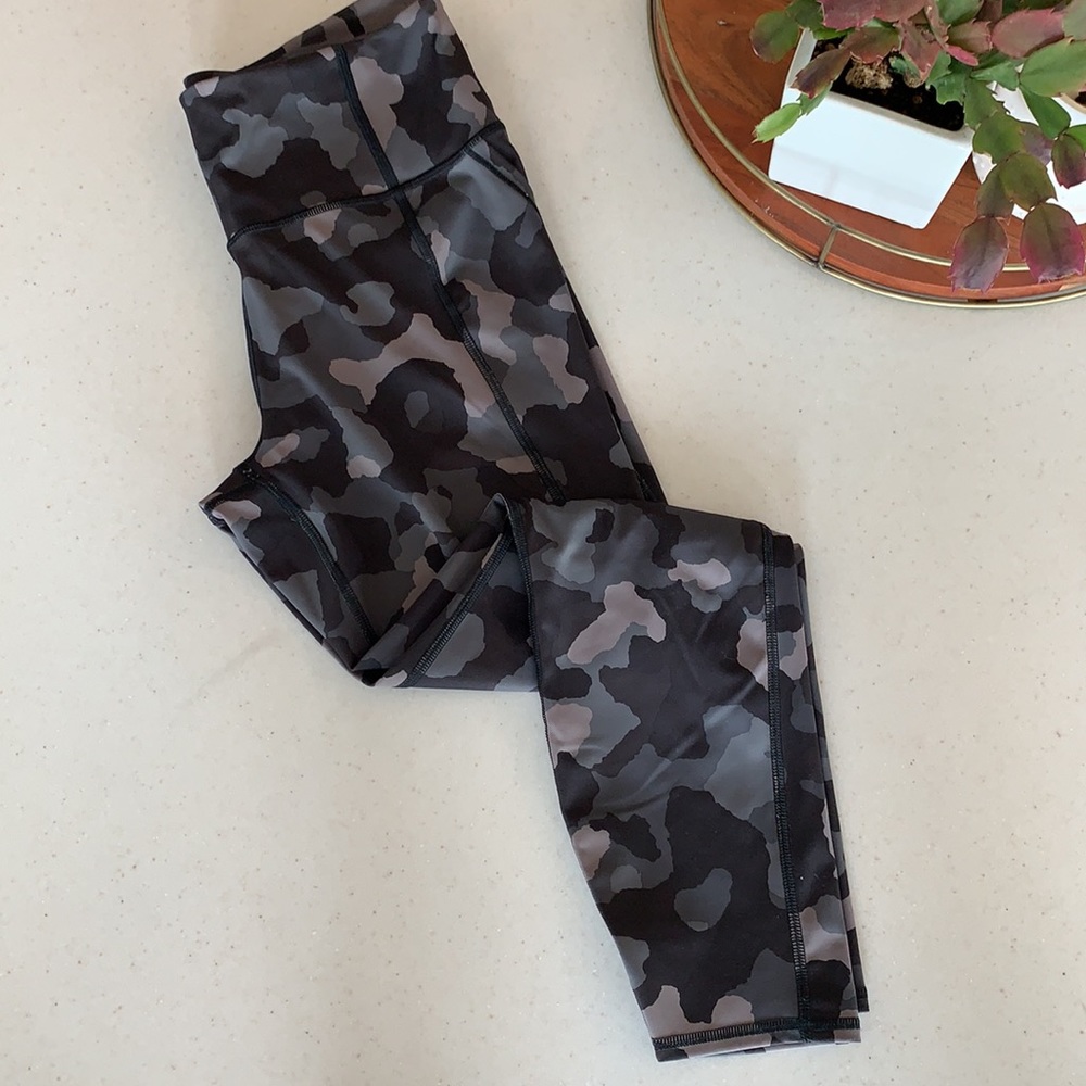 Athleta • lightning ⚡️ • 7/8 camo